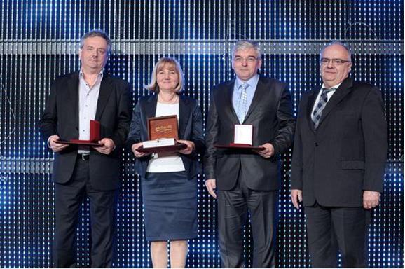 A képen a döntősök: dr. Mester Lajos, dr. Oláh Ilona, dr. Antalics Gábor és a díjat átadó – korábbi Astellas-díjas - dr. Sirák András.